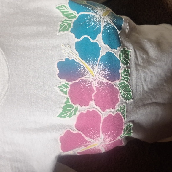 White tee Hawaii with flowers on front - Picture 3 of 3